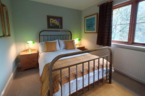 Llit o llits en una habitació de Treetop Cottage at Countisbury Lodge