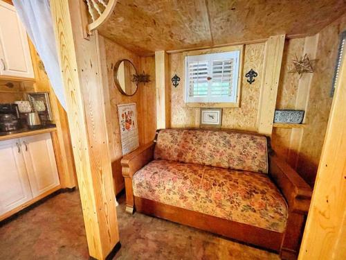 een slaapkamer met een bed in een houten kamer bij Tiny House, WIFI,Hot tub,Secluded in Cosby