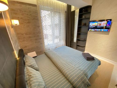 Кровать или кровати в номере RentNow Modern Business Apartment with 3 Bedrooms in Centre Chișinău