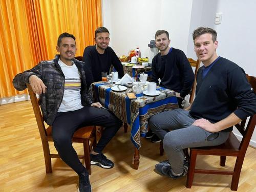 un grupo de hombres sentados en una mesa en CESAR'S HOTEL PERU en Puno