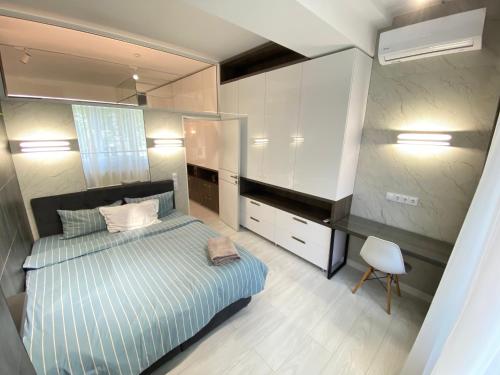 Кровать или кровати в номере RentNow Modern Business Apartment with 3 Bedrooms in Centre Chișinău