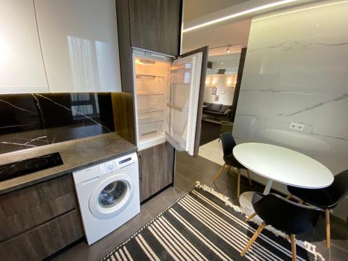 Kuchyň nebo kuchyňský kout v ubytování RentNow Modern Business Apartment with 3 Bedrooms in Centre Chișinău