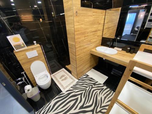 Ванная комната в RentNow Modern Business Apartment with 3 Bedrooms in Centre Chișinău