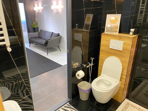 Ванная комната в RentNow Modern Business Apartment with 3 Bedrooms in Centre Chișinău