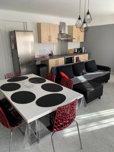 une cuisine et un salon avec une table et des chaises dans l'établissement Centre cannes grand 3 pièces tout à pieds, à Cannes