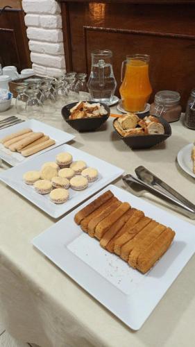 un tavolo ricoperto di piatti di cibo e biscotti di Hotel Plaza a Coronel Suárez
