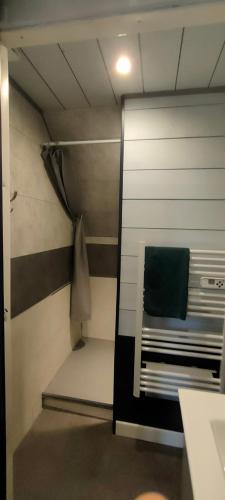 a small room with a bed and a mirror at Aux Passagers de la Baie in Le Crotoy