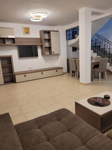 una sala de estar con un sofá y una mesa en David INN, en Băile Felix