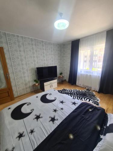 - une chambre avec un lit avec une lune et des étoiles dans l'établissement Garsoniera Slanic-Moldova, à Slănic-Moldova