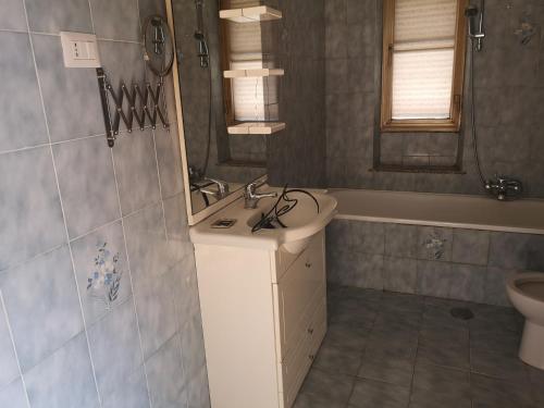 Graticciare的住宿－Porzione di Casale Ultima Spiaggia，浴室配有盥洗盆、镜子和浴缸