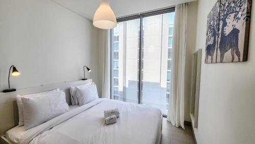 Postel nebo postele na pokoji v ubytování STAY BY LATINEM Luxury 1BR Holiday Home CVR A2910 Near Burj Khalifa