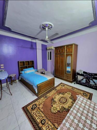 una camera con letto e parete viola di Family friendly 3 bedrooms apartment for rent in Hadayek El Maadi. a Il Cairo