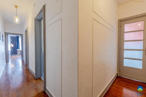 an empty room with a door and a hallway at CATTENOM NEW NOVÝ NOWY НОВИЙ - 3 min Parking, Wi-Fi, Nespresso - Repos assuré, calme & confort - Rest guaranteed, quiet & comfy in Hayange