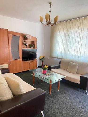 ein Wohnzimmer mit einem Sofa und einem Couchtisch in der Unterkunft hotel TEDI in Assenowgrad