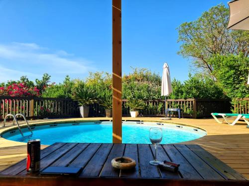 Baseinas apgyvendinimo įstaigoje אמיתי נוף קסום arba netoliese