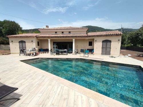 une villa avec piscine devant une maison dans l'établissement MAGNIFIQUE VILLA MODERNE ENTRE MER ET MONTAGNE, à Le Tignet