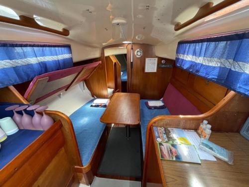 a small room with a table and a bench in a boat at Husbåten Vega 2 Göteborg City in Gothenburg