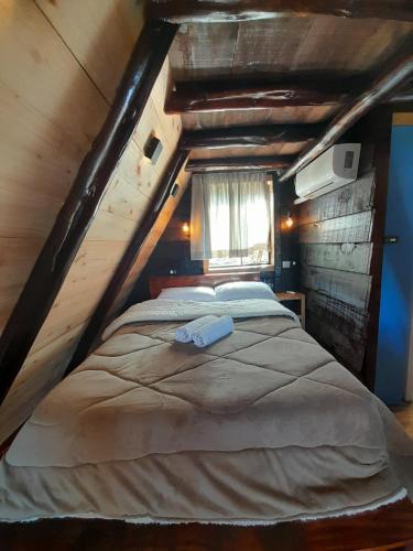 um quarto com uma cama no sótão em Chalé A-Frame da Fazenda em Bom Jardim da Serra