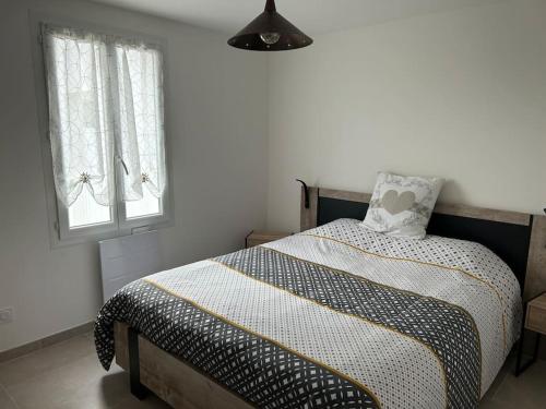 een slaapkamer met een bed met een kussen en 2 ramen bij Location du Klan des K : villa 4 étoiles 150m plage in Les Sables Vignier