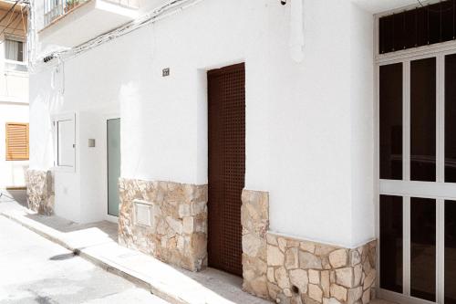 a door on the side of a white building at Estudio I ideal para parejas en la playa Alguer in L'Ametlla de Mar