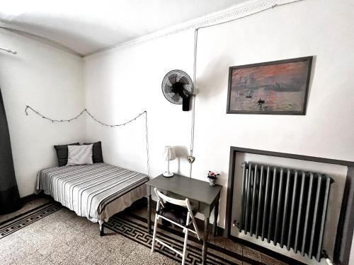 1 dormitorio con cama, mesa y escritorio en I Ninni, en Castiglione del Lago