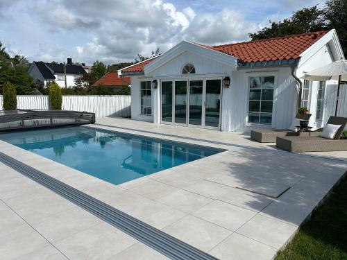 a swimming pool in front of a house at Sjøgata Gjestehus in Larvik