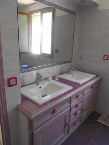 une salle de bain avec deux lavabos et un miroir dans l'établissement CHAMBRE PARENTALE 1, à Roquefort-les-Pins