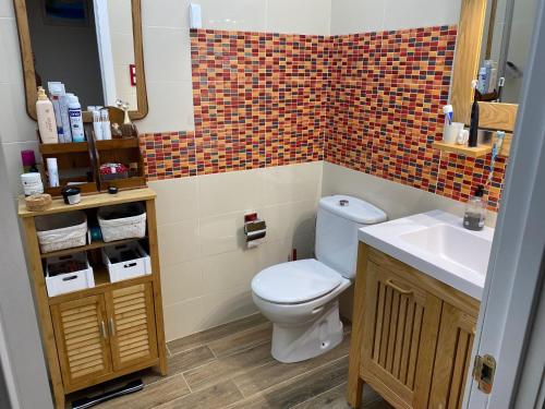 un bagno con un water e un lavandino di Apt. New Holiday Valencia Beach a El Puig