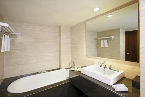 Koupelna v ubytování Hotel Santika Mataram