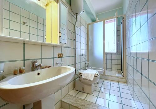 ein weißes Bad mit einem Waschbecken und einem WC in der Unterkunft Solemar Sicilia - Villa Elis in Bagheria