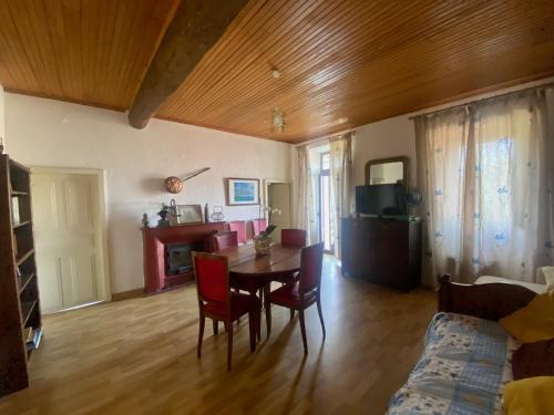 - un salon avec une table, des chaises et un canapé dans l'établissement Appartement 3 pièces 60 m2, à Quenza