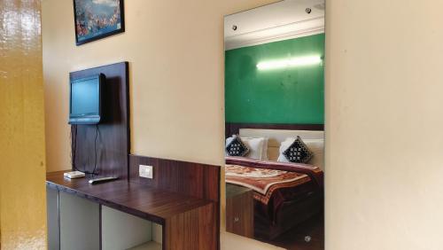 Una cocina o cocineta en Hotel Ishwar Naddi