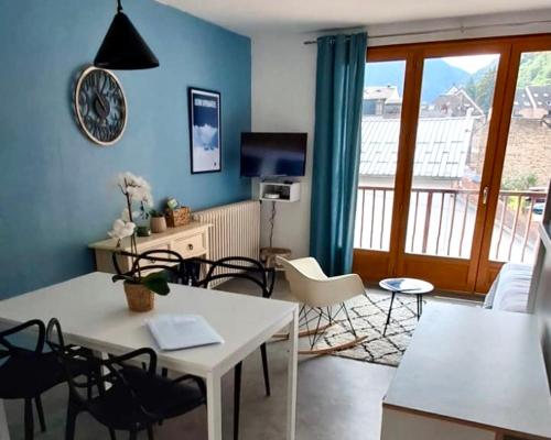 sala de estar con mesa y sillas en Appartement 2 à 4 personnes Luchon centre, en Luchon