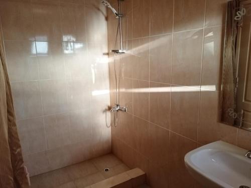 W łazience znajduje się prysznic, toaleta i umywalka. w obiekcie Villa for Rent @ El Fanar Resort (Zaafarana-Sokhna) w mieście Ajn Suchna