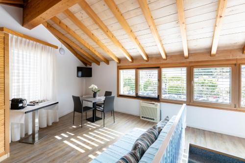 ein Wohnzimmer mit einem Sofa und einem Tisch in der Unterkunft Osteria Ascona in Ascona