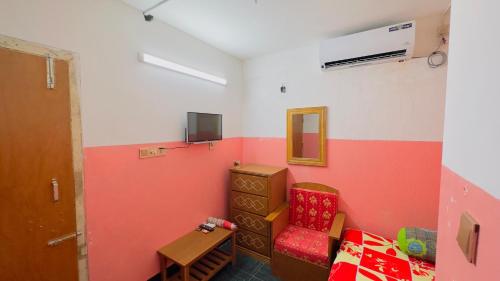 een kamer met een bed, een tafel en een stoel bij Hotel Rose Haven Residential in Dhaka