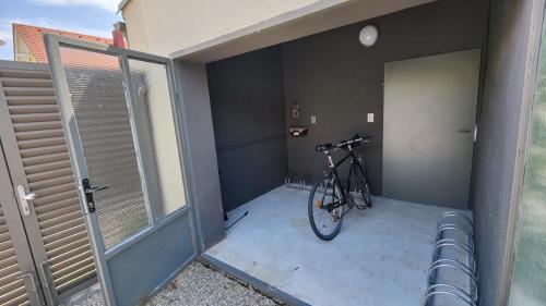 a bike parked in the corner of a garage at Sabines Apartments Ferienwohnungen in Frauenkirchen