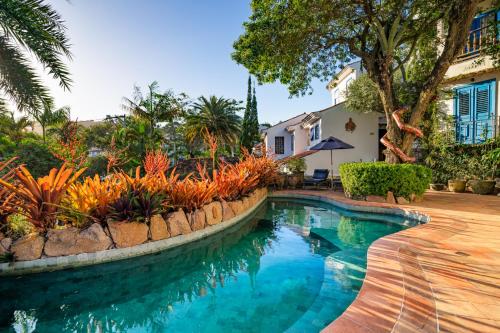 una piscina en el patio de una casa en Vila da Santa Hotel Boutique & Spa en Búzios