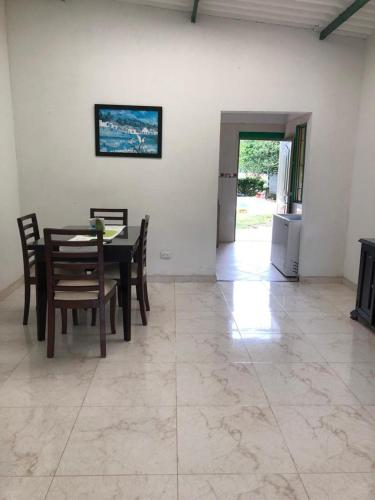 a dining room with a table and chairs at Hermosa Finca de descanso en Villa Samaria a 35 minutos de Melgar in Melgar