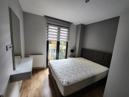 ein Schlafzimmer mit einem großen Bett und einem Fenster in der Unterkunft Remta Real Estate in Istanbul