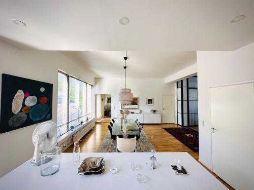 a kitchen and living room with white walls at Lomahuoneisto Wanha Vääksy in Vääksy