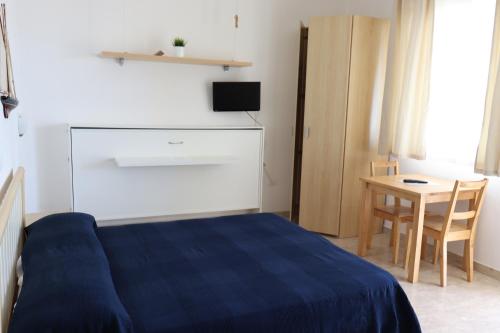 una camera con letto e tavolo con sedia di Solar Residence a Torricella