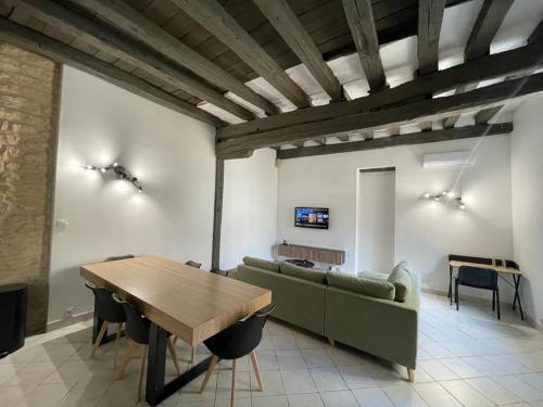 Televízia a/alebo spoločenská miestnosť v ubytovaní Atypique - Centre historique - Appartement 2 chambres