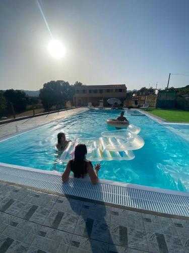 Bazén v ubytování Agriturismo Lu Branu nebo v jeho okolí