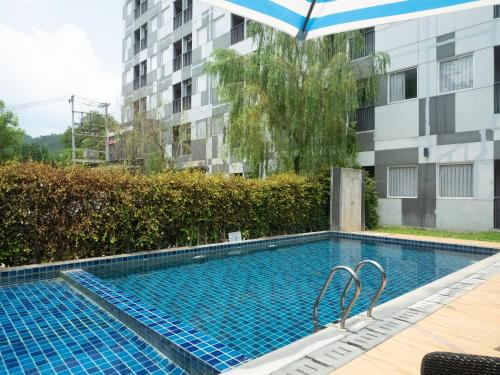 una piscina frente a un edificio en Fortune D Plus Hotel Khaoyai, en Mu Si
