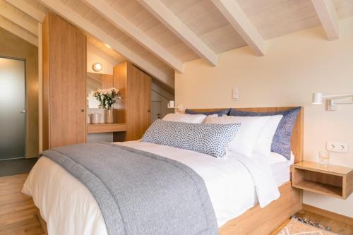 a bedroom with a large bed in a room at Mar-Gi 25 in Aiándion