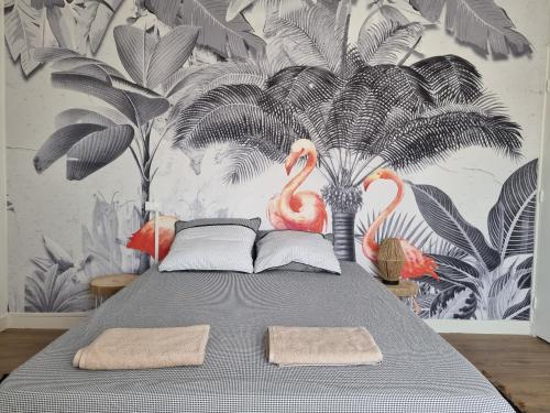 een slaapkamer met een bed met 2 flamingo's erop bij etienne dollet in Béziers