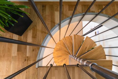 a spiral stairwell with a wooden umbrella on it at Mar-Gi 25 in Aiándion