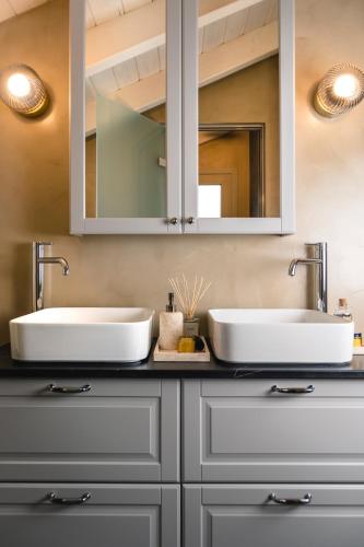 two sinks on a counter in a bathroom at Mar-Gi 25 in Aiándion