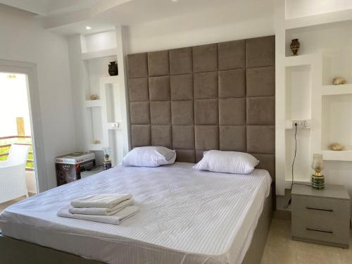 a bedroom with a bed with two towels on it at Designer Apartment in Sunny Lakes 2 Sharm El Sheikh komplett renoviert auch für Langzeitmieter buchbar in Sharm El Sheikh